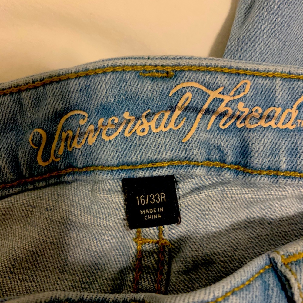 Universal Threads Light Wash Boyfriend Jean